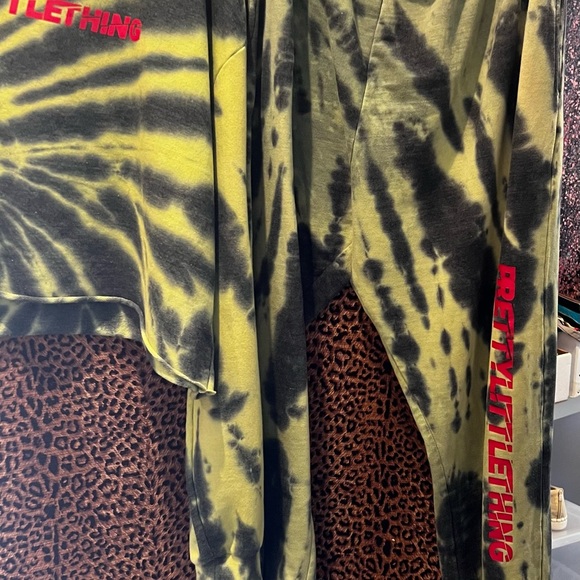 PRETTY LITTLE THING JOGGER AND MATCHING TIE DIE CUT OFF HOODIE - Picture 3 of 6